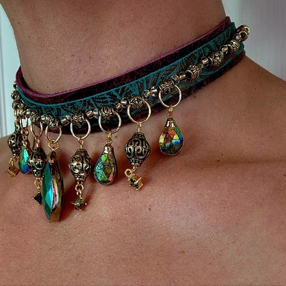 Mystic Labradorite leather choker necklace and earrings set - Picture 5 of 9